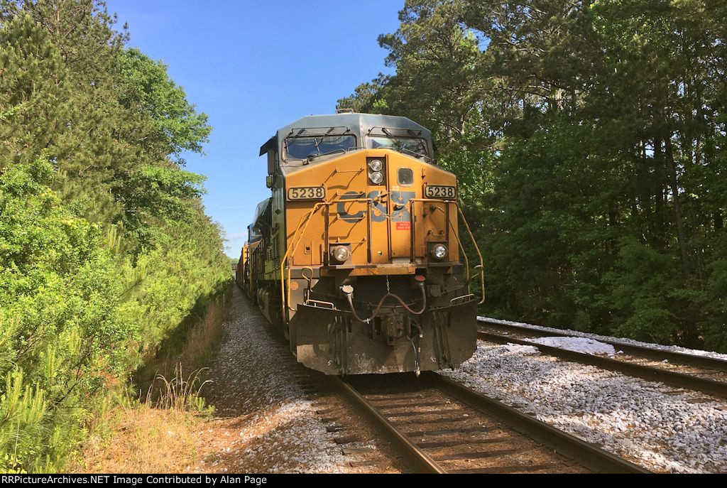 CSX 5238 waits for green